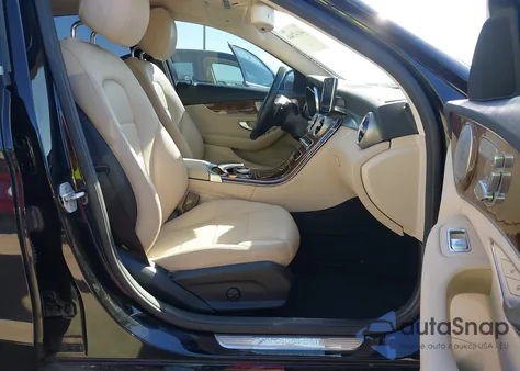 2015 Mercedes-Benz C 300 z USA, uszkodzony, nr VIN 55SWF4JB5FU083272